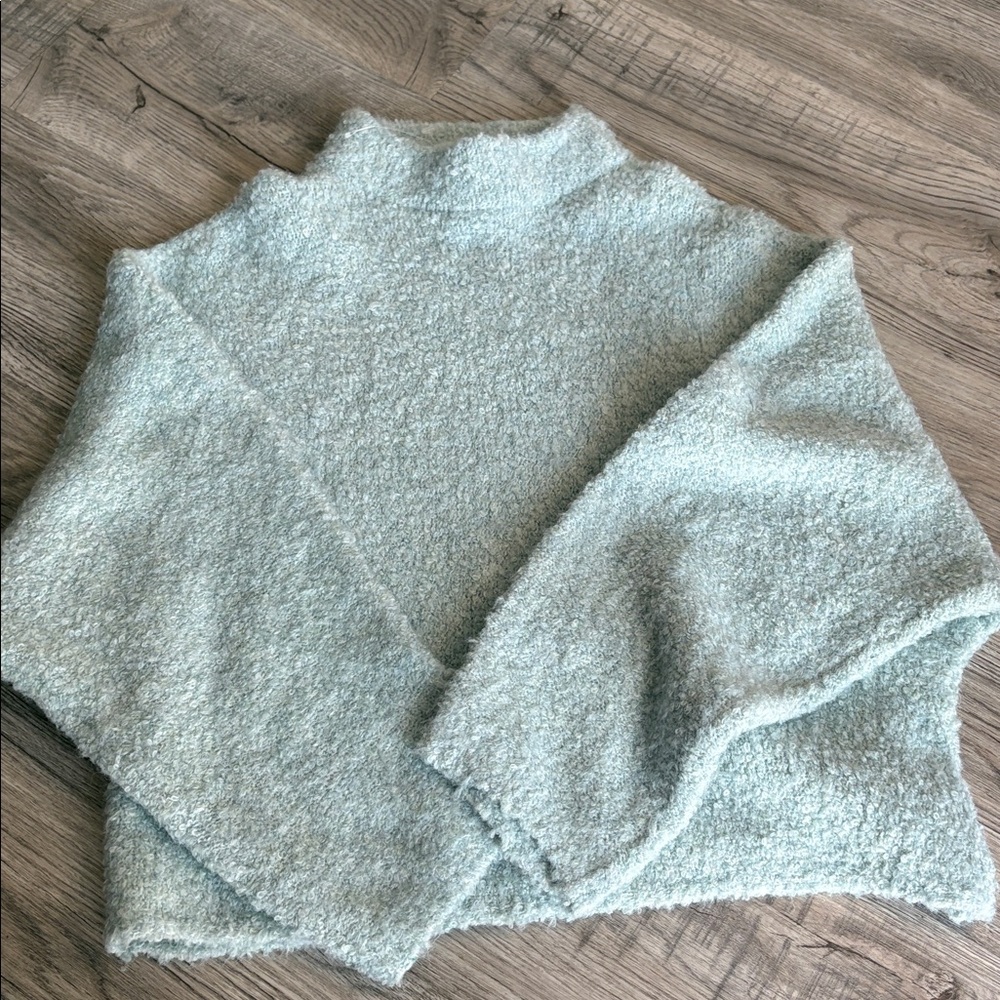 NEW Abercrombie cropped sweater size small/medium NWOT - Picture 9 of 9